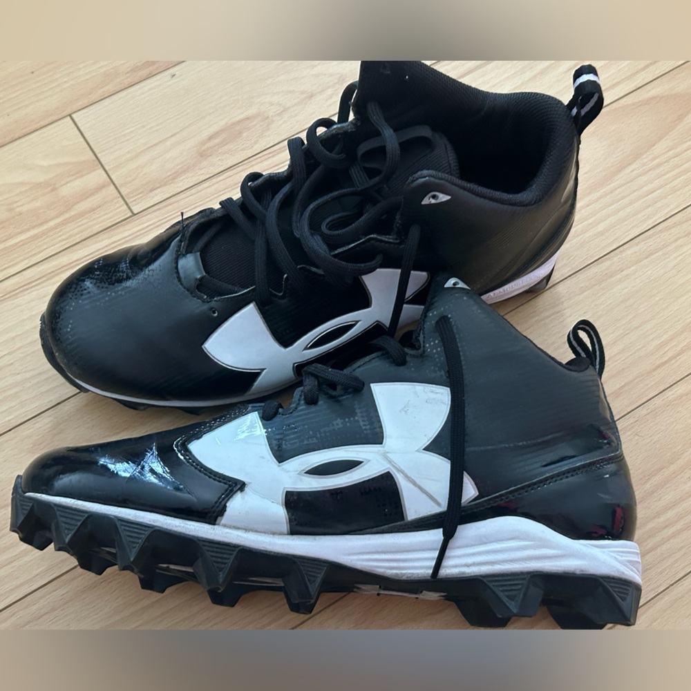 UNDER ARMOUR mens size 12 football cleats